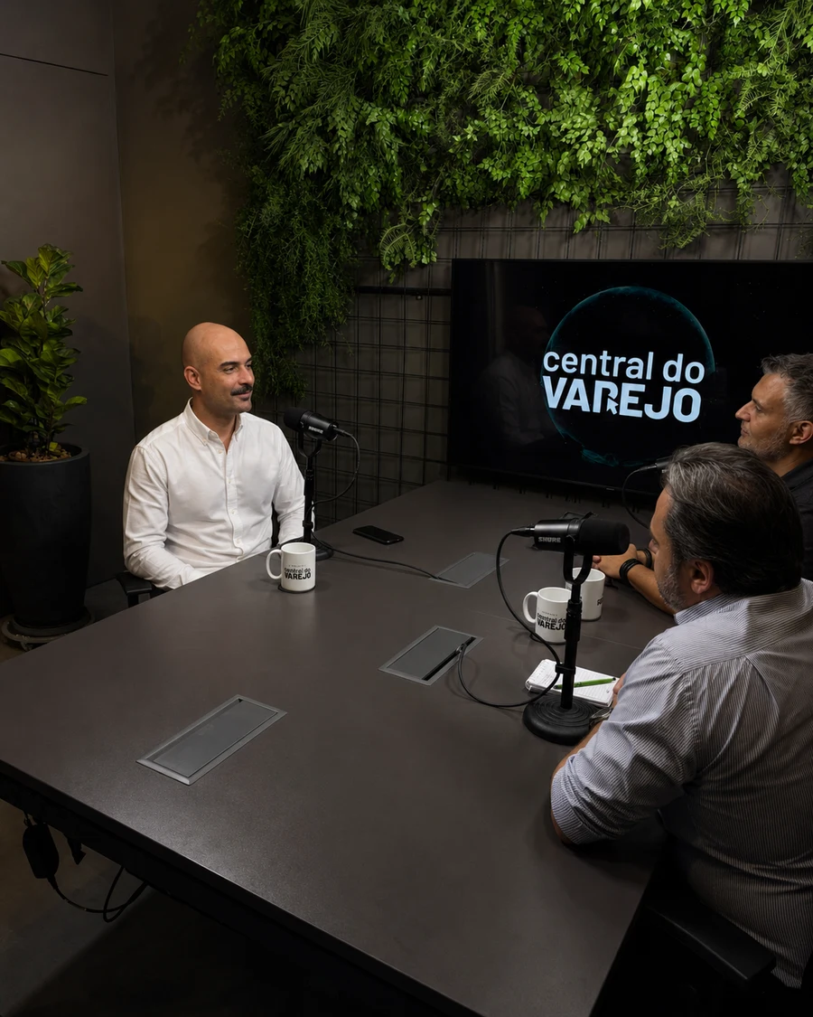 Rafael da Silva de camisa branca durante entrevista no Central do Varejo.